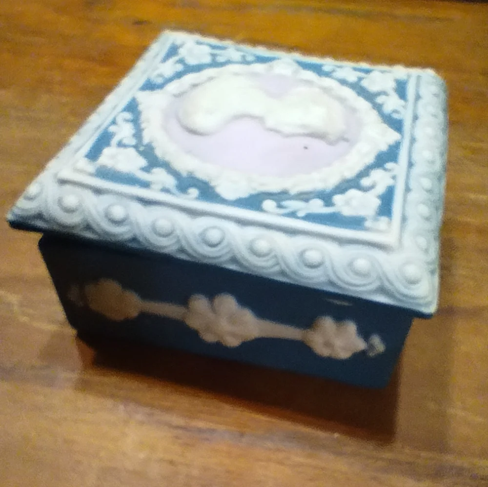 Wedgewood Style Trinket Box, Ceramic, Blue & White, Cameo on Lid - Picture 2 of 9